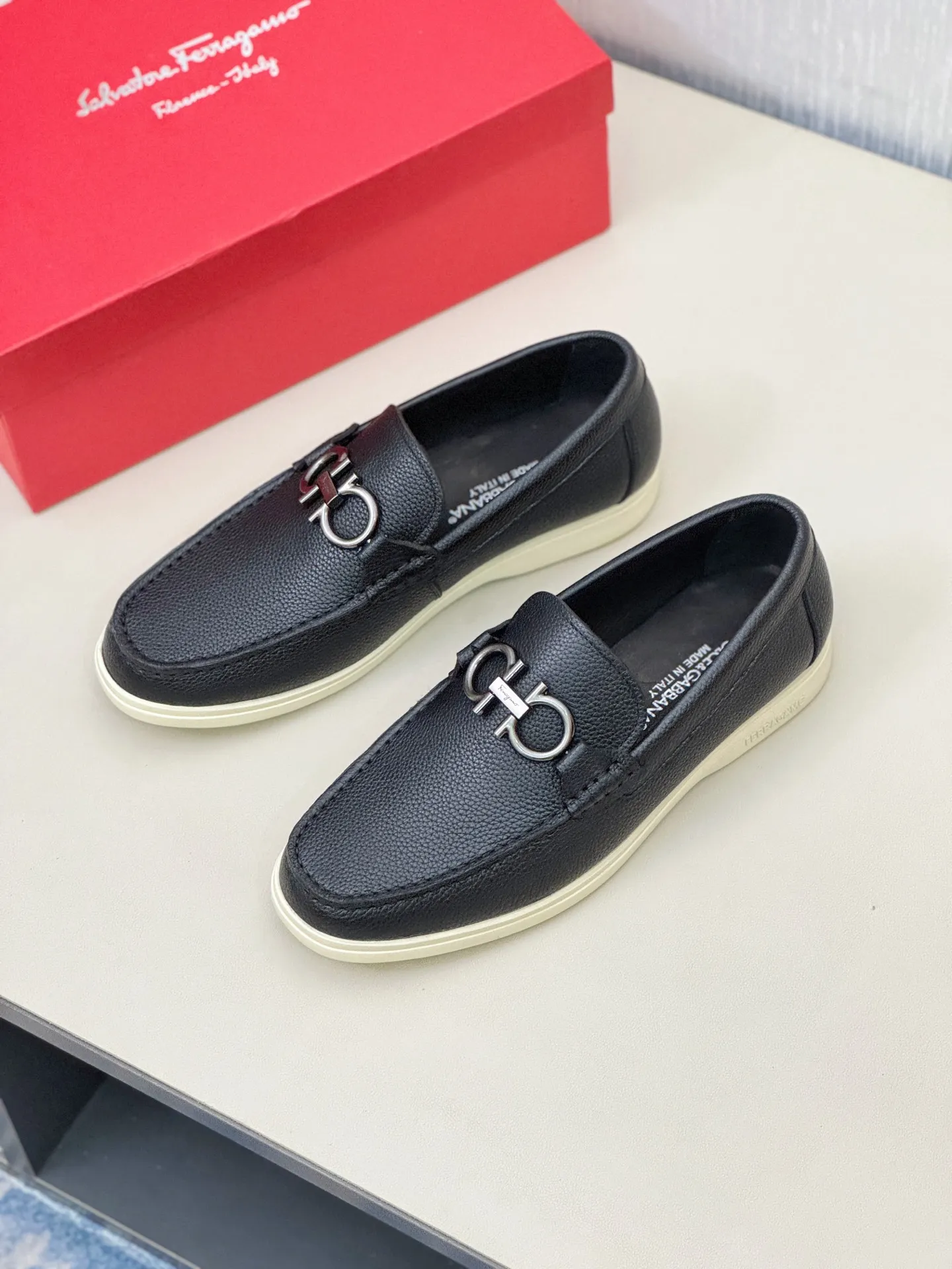 [Ferragamo] P: 580💰 Number of yards: 38~44 (45 orders are non-returnable) Ferragam's new men's driving shoes, the fabric is made of imported cowhide, with visible texture, heavy industrial stitching, dyed calfskin inside, standard logo cowhide feet, big-name experience, soft and comfortable on the feet, a men's favorite, special non-slip and wear-resistant rubber soles, easy to handle various occasions, with original box packaging!